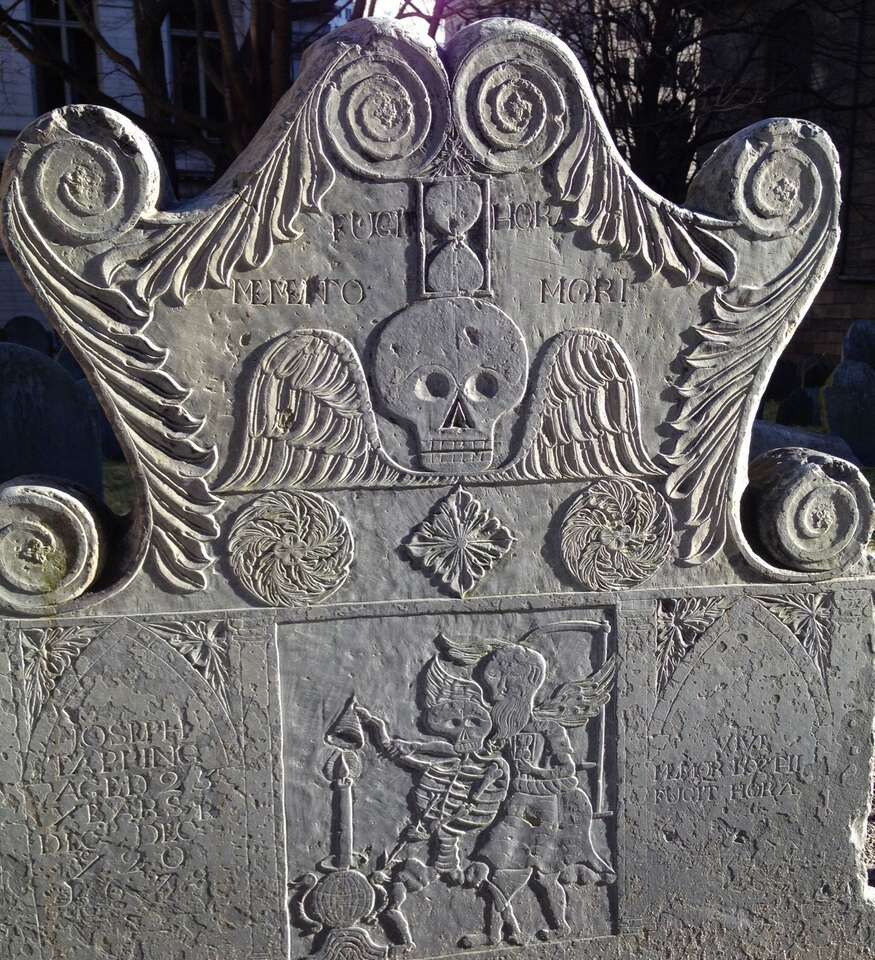 Gravestone reading Memento Mori